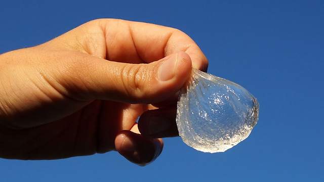 ''Ooho'' edible balls filled with water that can be popped in your mouth whole, Photo: YouTube