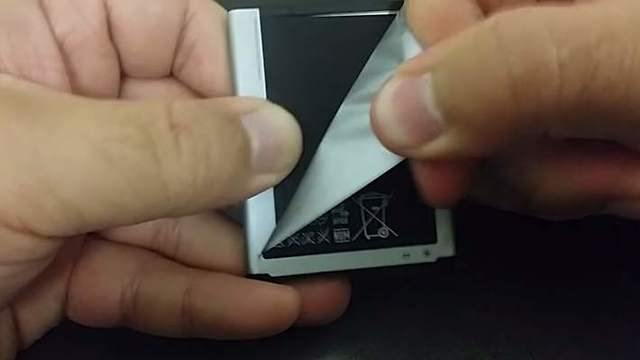 regering slutpunkt træ NFC Chip 'Hidden' in Samsung Battery Causes a Stir