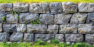 5 Tips for Creating a Retaining Wall That Will Hold Up